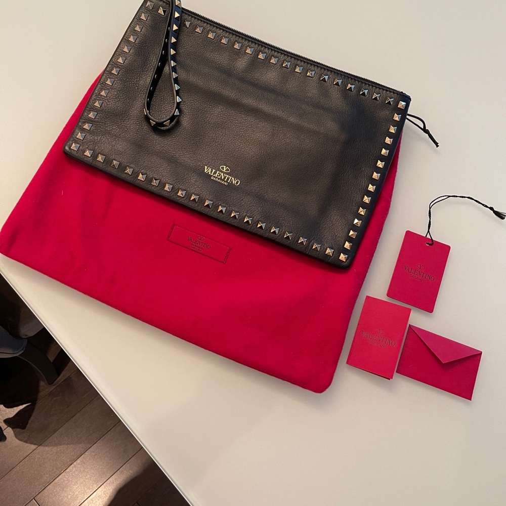 SOLD ❌Valentino Rockstud clutch w. gold hardware - Large